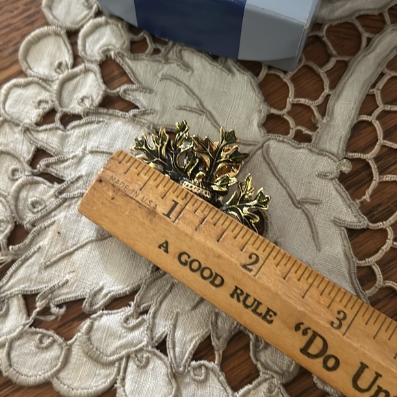 Vintage AVON Gold Tone Acorn Pin Signed - Picture 6 of 8